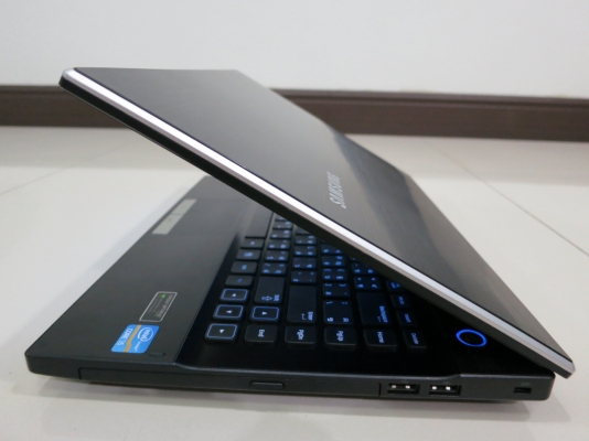 โน๊ตบุ๊ค Samsung 300V Core i5-2410M 2.3 GHz Ram 4G HDD 640 GB มีการ์ดจอ ที่ชาร์ท กระเป๋า