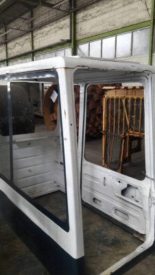 ขายเก๋งรถขุด KOMATSU  PC100-200/3,5  ขายตามภาพ ขาดกระจก  ขาย9,000 บาท