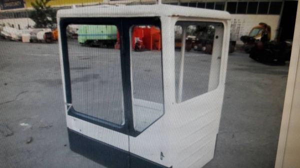 ขายเก๋งรถขุด KOMATSU PC100-200/3,5 ขายตามภาพ ขาดกระจก ขาย9,000 บาท ขายเก๋งรถขุด KOMATSU PC100-200/3,5 ขายตามภาพ ขาดกระจก ขาย9,000 บาท