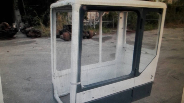 ขายเก๋งรถขุด KOMATSU PC100-200/3,5 ขายตามภาพ ขาดกระจก ขาย9,000 บาท ขายเก๋งรถขุด KOMATSU PC100-200/3,5 ขายตามภาพ ขาดกระจก ขาย9,000 บาท