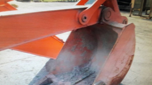 ขายด่วน*****บูมยาว 15 เมตร  สำหรับรถขุด HITACHI  EX200พร้อมบุ้งกี๋ และกระบอก  ขายราคา200,000บาท