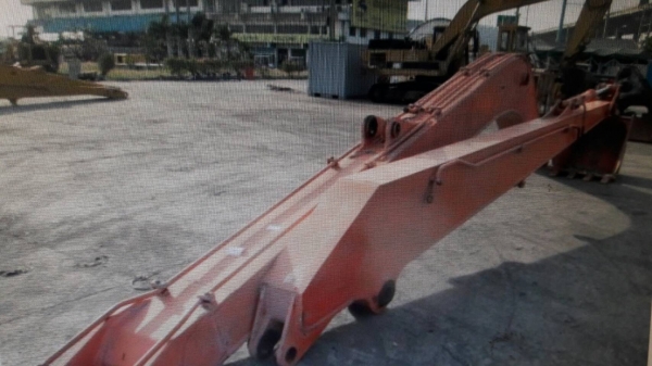ขายด่วน*****บูมยาว 15 เมตร  สำหรับรถขุด HITACHI  EX200พร้อมบุ้งกี๋ และกระบอก  ขายราคา200,000บาท