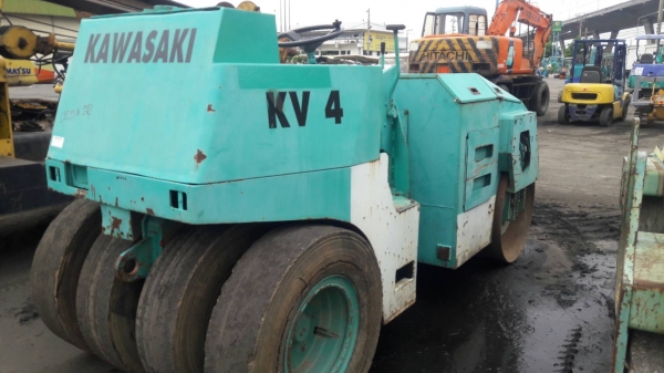 ขายด่วน//รถบดยี่ห้อ KAWASAKI  รุ่น KV4A3   เครื่องยนต์Kubota 4สูบเลี้ยวเอว/สั่นหน้า2 เพลา พร้อมทำงาน  เก่านอก  ยังไม่เคยใช้งานในไทย ขาย260,000บาท