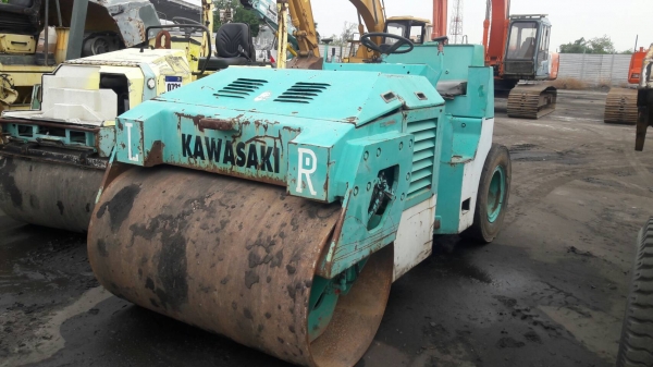 ขายด่วน//รถบดยี่ห้อ KAWASAKI  รุ่น KV4A3   เครื่องยนต์Kubota 4สูบเลี้ยวเอว/สั่นหน้า2 เพลา พร้อมทำงาน  เก่านอก  ยังไม่เคยใช้งานในไทย ขาย260,000บาท