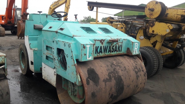 ขายด่วน//รถบดยี่ห้อ KAWASAKI  รุ่น KV4A3   เครื่องยนต์Kubota 4สูบเลี้ยวเอว/สั่นหน้า2 เพลา พร้อมทำงาน  เก่านอก  ยังไม่เคยใช้งานในไทย ขาย260,000บาท