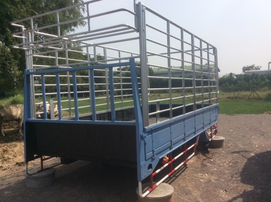 ขายกระบะพร้อมรั้วเหล็ก ISUZU NPR ยาว 4.5 เมตร กว้าง 2.15เมตร ครัทซีกว้าง 0.75 เมตร พื้นปูเหล็ก ศุภากร 081-1903107,089-5367218