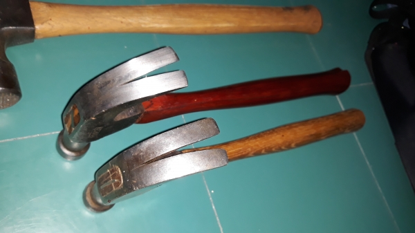 ขายค้อนหงอน 16OZ. PLUMB MADE IN USA.ด้ามไม้มือสองสภาพดี ขายค้อนหงอน 16OZ. PLUMB MADE IN USA.ด้ามไม้มือสองสภาพดี