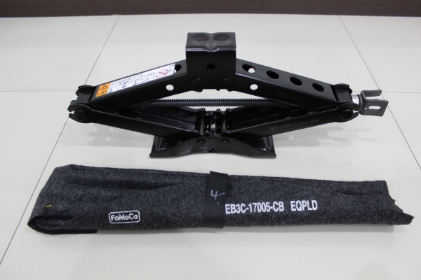 แม่แรงยกรถกระบะ ของใหม่ ยังไม่ได้ใช้งาน เหล็กครบ