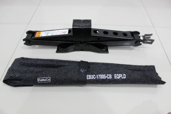 แม่แรงยกรถกระบะ ของใหม่ ยังไม่ได้ใช้งาน เหล็กครบ