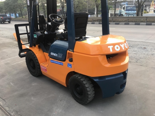 ขายรถโฟล์คลิฟท์ตักยางพาราตักยางก้อนยางถ้วยและเศษยาง