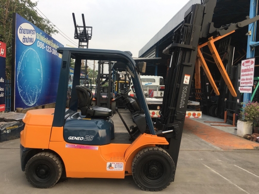 ขายรถโฟล์คลิฟท์ตักยางพาราตักยางก้อนยางถ้วยและเศษยาง