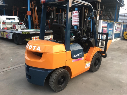 ขายรถโฟล์คลิฟท์ตักยางพาราตักยางก้อนยางถ้วยและเศษยาง