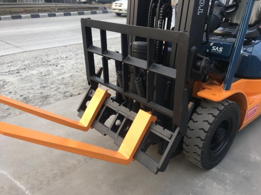 ขายรถโฟล์คลิฟท์ตักยางพาราตักยางก้อนยางถ้วยและเศษยาง