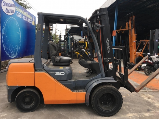 ขายรถโฟล์คลิฟท์ตักยางพาราตักยางก้อนยางถ้วยและเศษยาง