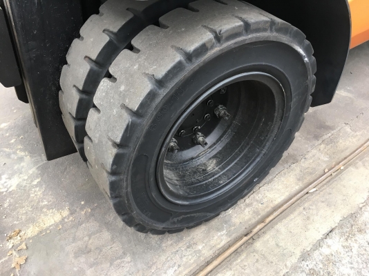 ขายรถโฟล์คลิฟท์ตักยางพาราตักยางก้อนยางถ้วยและเศษยาง