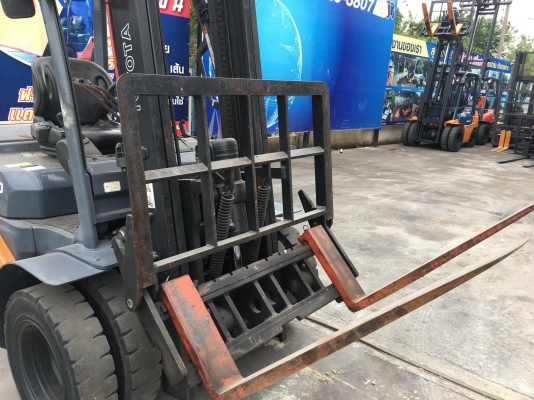 ขายรถโฟล์คลิฟท์ตักยางพาราตักยางก้อนยางถ้วยและเศษยาง