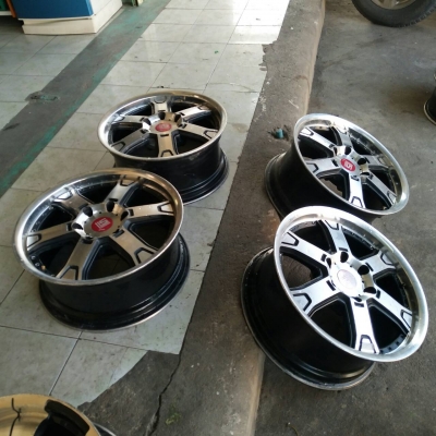 ขอบ18นิ้ว6รู  ชุดนี้ราคา 6500 บาท