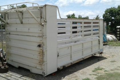 กระบะสามมิตร ยาว 5. ม. กว้าง 2.45 ม. ครัทซี 0.85 ม. สภาพสวย ศุภากร 081-1903107,089-5367218