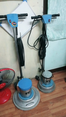 เครื่องขัดพื้นสวยกริ๊บ มี 2 ตัว ได้มาเเค่ นี้ ขายเหมาเลย ครับ 15000 สองตัว