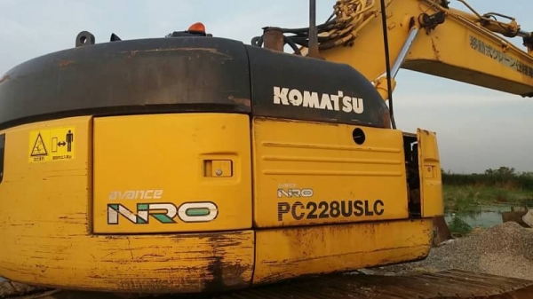 ขาย 1,150,000 KOMATSU pc 228 USLC พร้อมไลหัวเจาะใส่หัวเจาะได้เลย (ขนาดเท่า 200) สภาพเก่านอก 8,320 ชม.ไฟฟ้าครบ เครื่องดี ปั้มแรง เอวแน่น ช่วงล่างเต็ม เอกสารอินวอยทร์ รถสวยพร้อมใช้ รถอยู่ กทม. 090-772-3710 090-772-3708