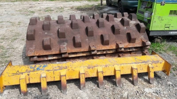 ขาย 145,000 เปลือกหนามพร้อมกาศหน้ารถบด STA สภาพเก่านอกสวยพร้อมใช้งาน เปลือกหนามอยู่ กทม. 090-772-3710 090-772-3708