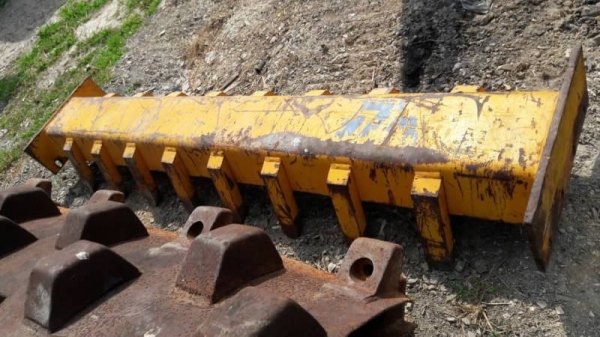 ขาย 145,000 เปลือกหนามพร้อมกาศหน้ารถบด STA สภาพเก่านอกสวยพร้อมใช้งาน เปลือกหนามอยู่ กทม. 090-772-3710 090-772-3708