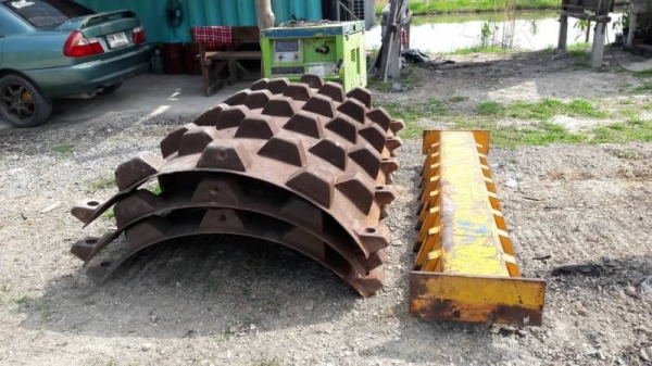 ขาย 145,000 เปลือกหนามพร้อมกาศหน้ารถบด STA สภาพเก่านอกสวยพร้อมใช้งาน เปลือกหนามอยู่ กทม. 090-772-3710 090-772-3708