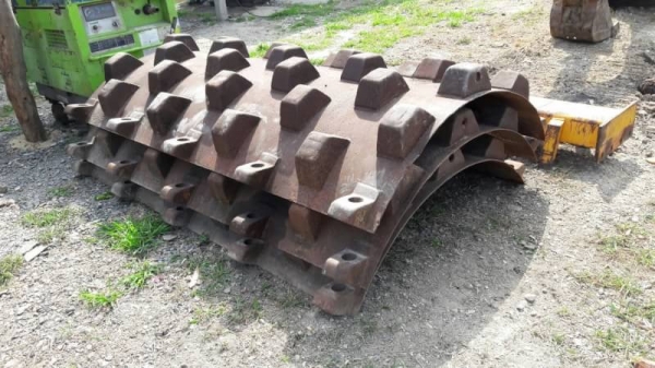 ขาย 145,000 เปลือกหนามพร้อมกาศหน้ารถบด STA สภาพเก่านอกสวยพร้อมใช้งาน เปลือกหนามอยู่ กทม. 090-772-3710 090-772-3708