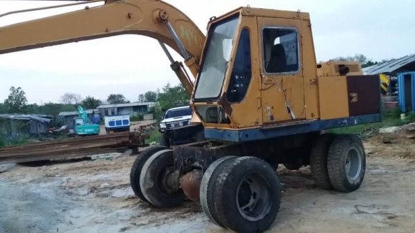 ขาย 195,000 KOMATSU pw 120-2 เครื่องดี เกียร์แรง ปั้มแรง 2 เพลา แต่ถอดเพลาหน้าออก ยางพอใช้ รถอยู่ ปทุมธานี สามโคก 090-772-3710 090-772-3708