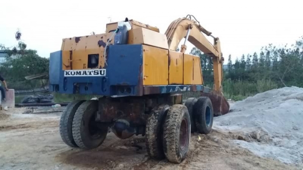 ขาย 195,000 KOMATSU pw 120-2 เครื่องดี เกียร์แรง ปั้มแรง 2 เพลา แต่ถอดเพลาหน้าออก ยางพอใช้ รถอยู่ ปทุมธานี สามโคก 090-772-3710 090-772-3708