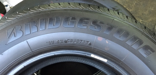 ยางป้ายแดง Bridgestone 215-70-16 ปี 17 ตุ่มทุกเส้น