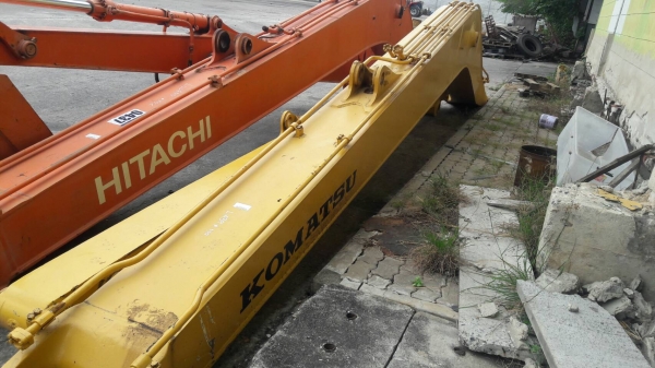 ขายบูมรถขุดตีนตะขาบขนาดใหญ่  ยี่ห้อKOMATSU  PC200-5 ขาย165,000บาท