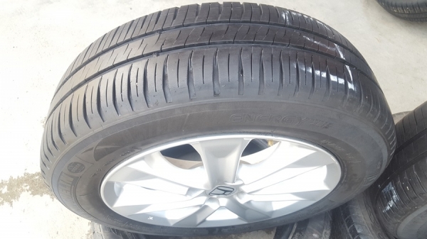 ขายล้อHONDA Jazz Hybrid ขอบ15 ยางปี 15  4 ล้อ