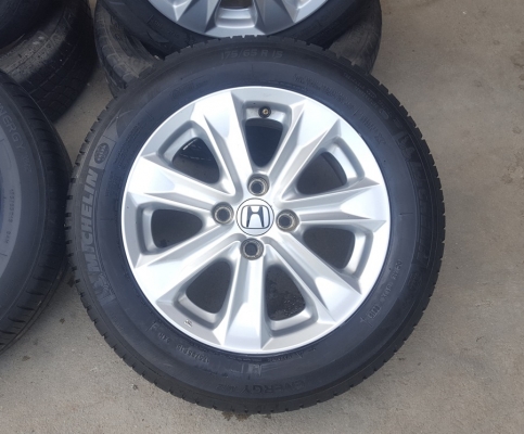 ขายล้อHONDA Jazz Hybrid ขอบ15 ยางปี 15  4 ล้อ