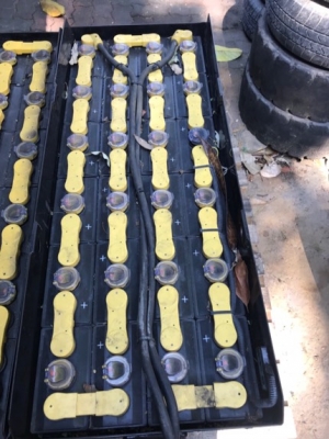 ขายแบตเตอรี่รถยกไฟฟ้ามือสอง นั่งขับ 48 V 420 ah