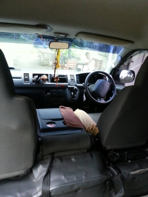 ขายรถตู้โตโยต้าราคา460000บาทจัดแนนท์ได้350000บาทโทร0643130366