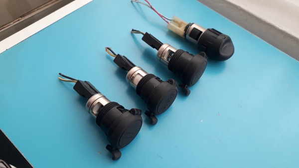 ช่องต่อไฟรถยนต์ 12V แบบมีฝาปิด ช่องต่อไฟรถยนต์ 12V แบบมีฝาปิด