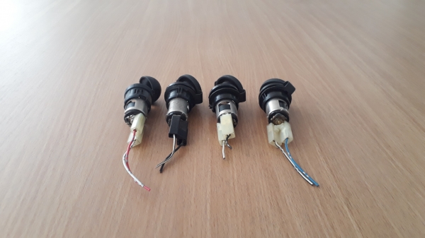 ช่องต่อไฟรถยนต์ 12V แบบมีฝาปิด ช่องต่อไฟรถยนต์ 12V แบบมีฝาปิด