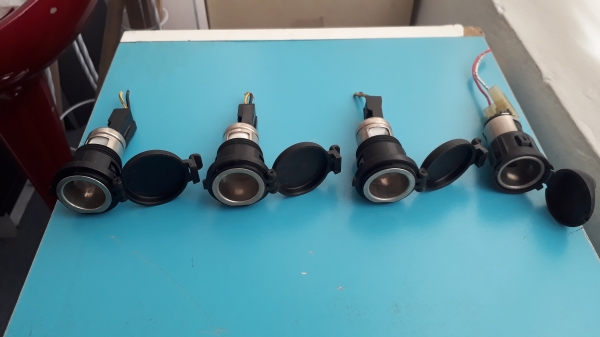 ช่องต่อไฟรถยนต์ 12V แบบมีฝาปิด ช่องต่อไฟรถยนต์ 12V แบบมีฝาปิด