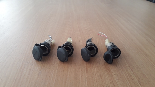 ช่องต่อไฟรถยนต์ 12V แบบมีฝาปิด ช่องต่อไฟรถยนต์ 12V แบบมีฝาปิด