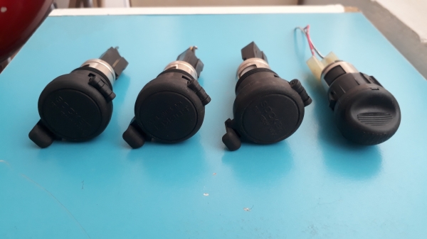 ช่องต่อไฟรถยนต์ 12V แบบมีฝาปิด ช่องต่อไฟรถยนต์ 12V แบบมีฝาปิด
