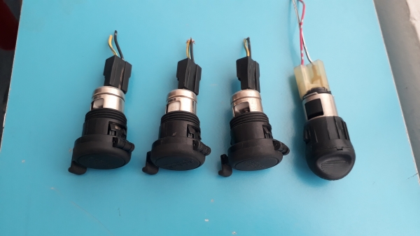 ช่องต่อไฟรถยนต์ 12V แบบมีฝาปิด ช่องต่อไฟรถยนต์ 12V แบบมีฝาปิด