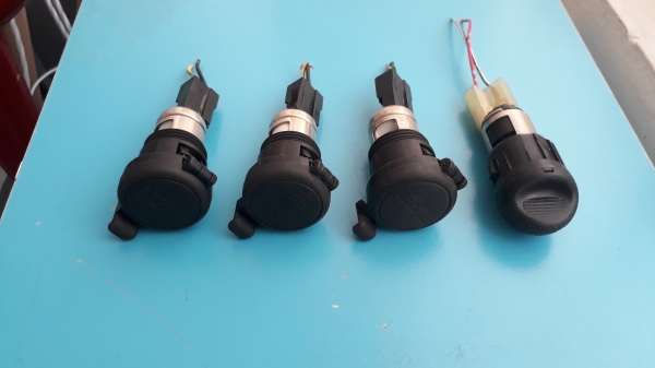 ช่องต่อไฟรถยนต์ 12V แบบมีฝาปิด ช่องต่อไฟรถยนต์ 12V แบบมีฝาปิด