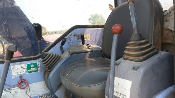 รถแม็คโคร komatsu pc75uu-2