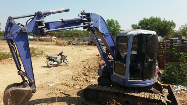 รถแม็คโคร komatsu pc75uu-2