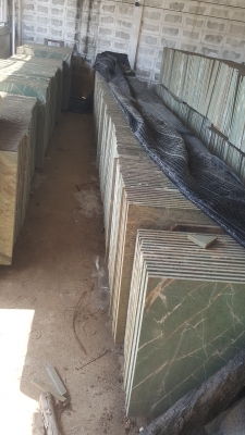 หินอ่อนเขียวอิตาลีหนึ่งพันกว่าตารางเมตรขายเหมา 5 แสนครับ