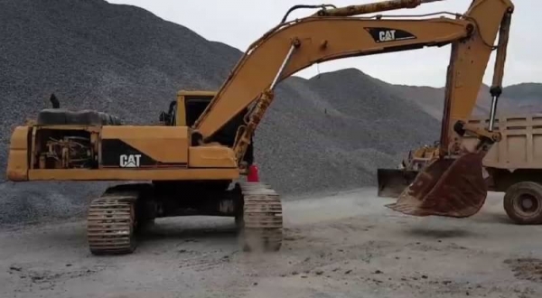 ขาย 675,000 CAT 330 EL ไฟฟ้าครบ เครื่องดี ปั้มแรง  เอวแน่น ช่วงล่างเต็ม หนังสือสัญญาซื้อขาย รถอยู่ สระบุรี 090-772-3710 090-772-3708