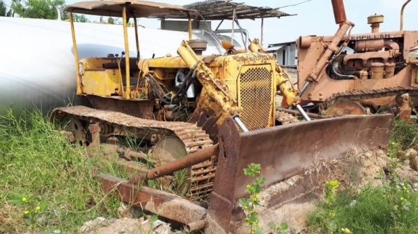 ขาย 135,000 รถแทรคเตอร์ CAT D 4 D ฮ๊าปยาวแต่ใส่แผ่นตีนไก่ เครื่องดี เกียร์ตัดแรง ช่วงล่างพอใช้ รถอยู่ ชลบุรี 090-772-3710 090-772-3708