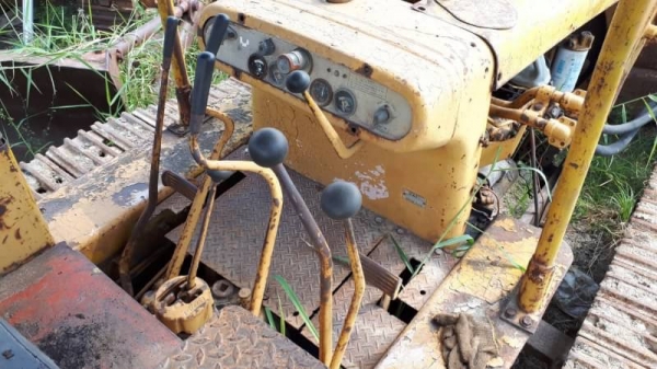 ขาย 135,000 รถแทรคเตอร์ CAT D 4 D ฮ๊าปยาวแต่ใส่แผ่นตีนไก่ เครื่องดี เกียร์ตัดแรง ช่วงล่างพอใช้ รถอยู่ ชลบุรี 090-772-3710 090-772-3708