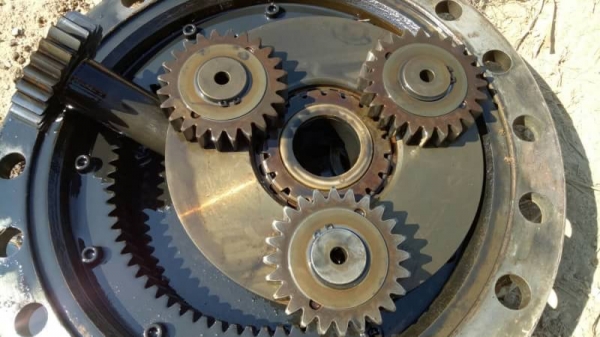 ขายเหมา 195,000 อะไร CAT 330 B  1.เอวสวิง   1  วง 2.หม้อน้ำ    1 ลูก พร้อมออยไฮดอลิคร์ 3.ตัวเดิน      2 ลูก อะไหล่อยู่ ปทุมธานี 090-772-3710 090-772-3708